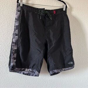 The North Face Men’s Board Shorts 34 Black Gray Camouflage Sides Beach Swim